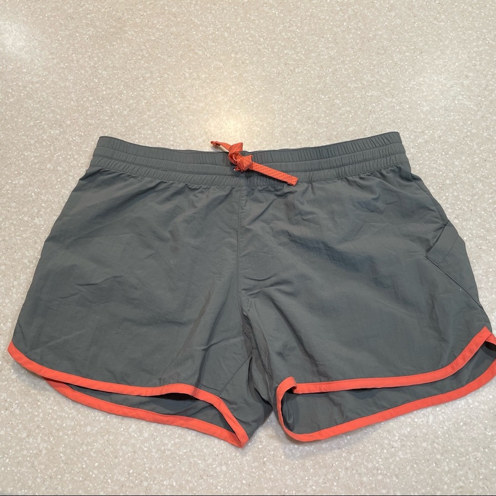 COLUMBIA GREY OUTDOOR ACTIVE RUNNING SHORTS W CORAL LINE DETAIL